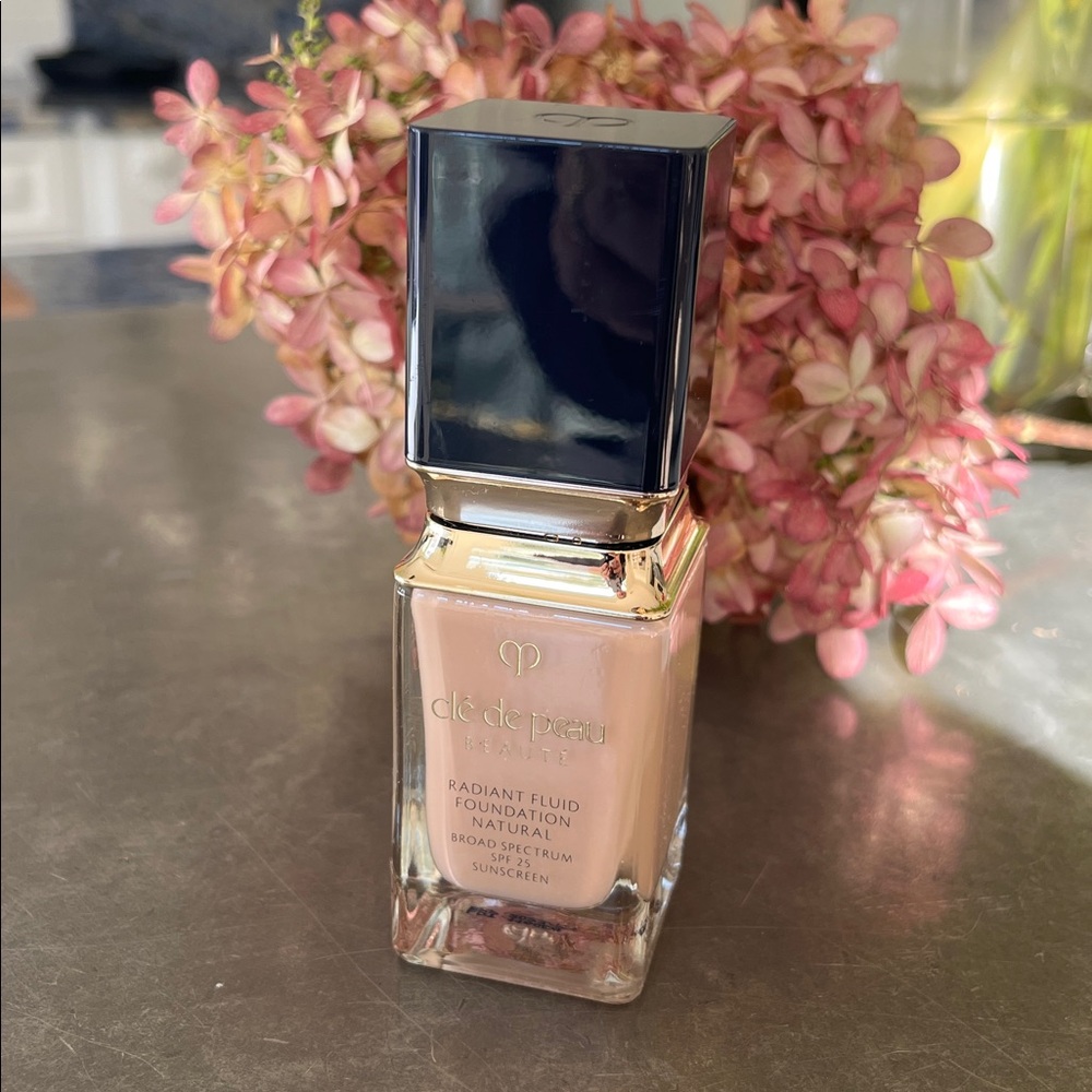 Clé de Peau Radiant Fluid Foundation O10 light ochre